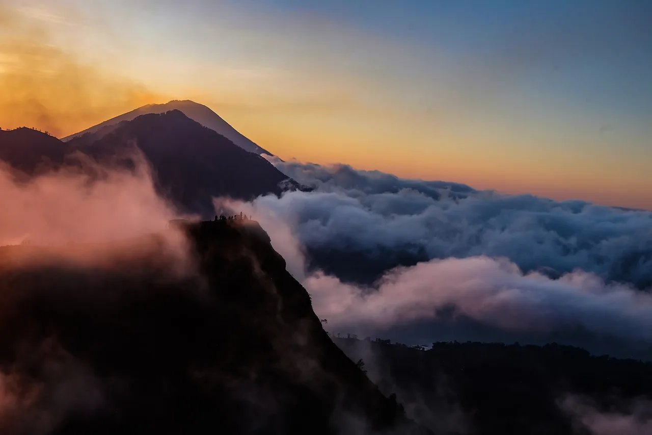 Amanecer desde el monte Batur, sobre un mar de nubes, Bali