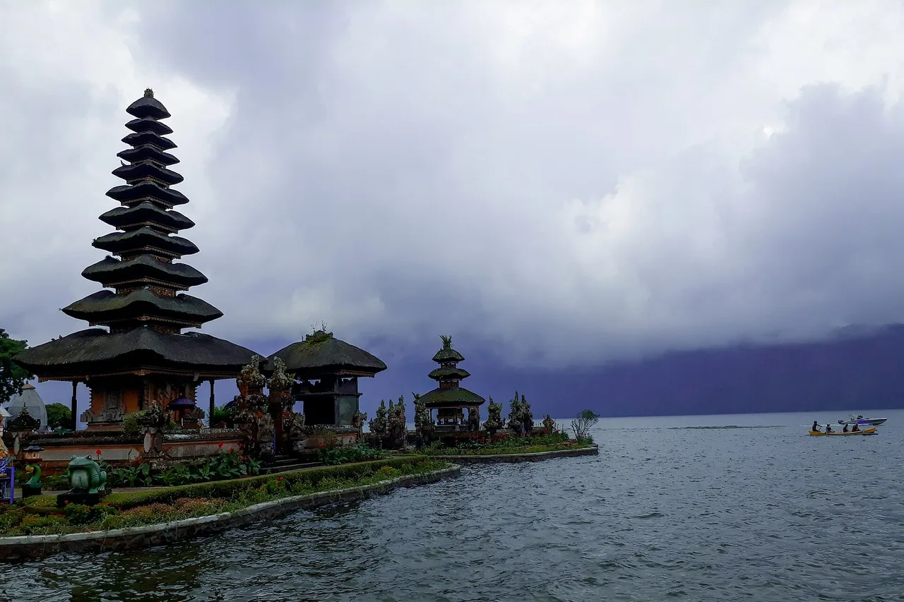 El templo Ulun Danu Beratan en el lago Bedugul, bajo nubes oscuras, Bali