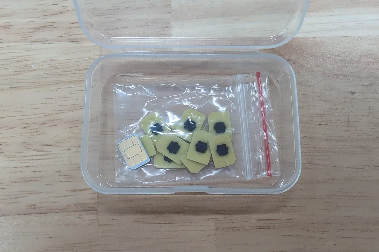 Petites puces eUICC d’eSIM dans un sachet transparent, posées dans une boîte