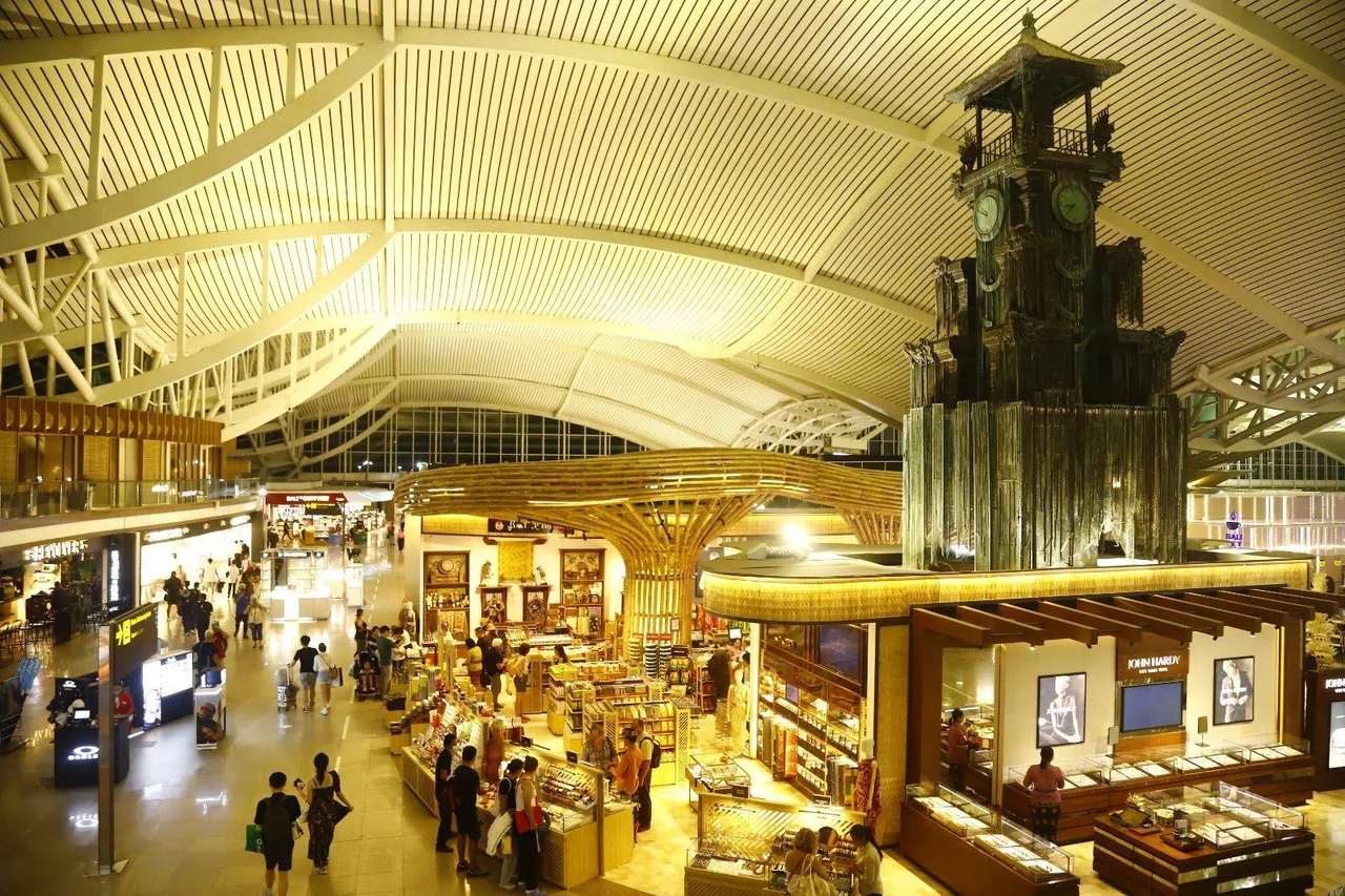Galerie commerciale de l’aéroport international Ngurah Rai à Bali, boutiques éclairées sous la charpente