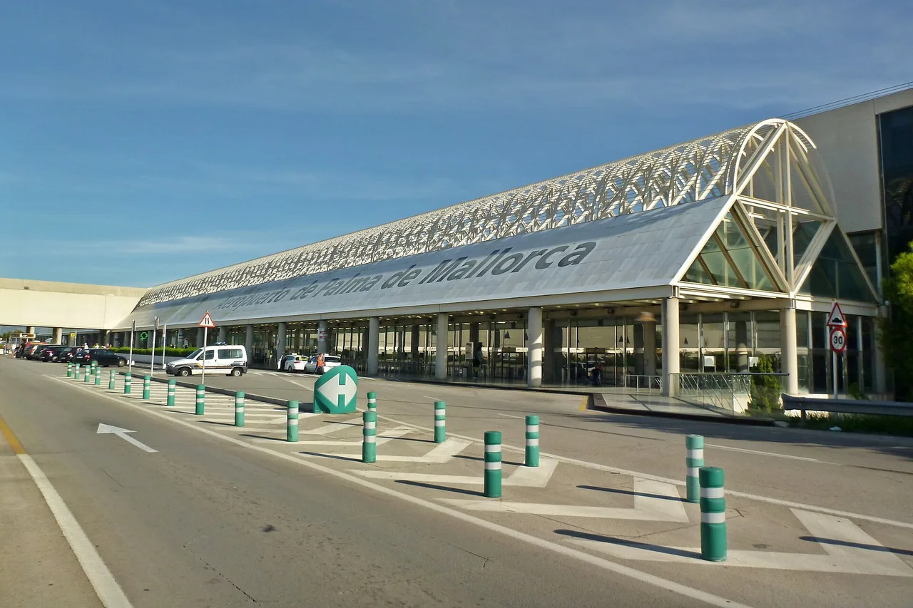 Il terminal C a vetri dell’aeroporto di Palma di Maiorca con la strada d’accesso davanti