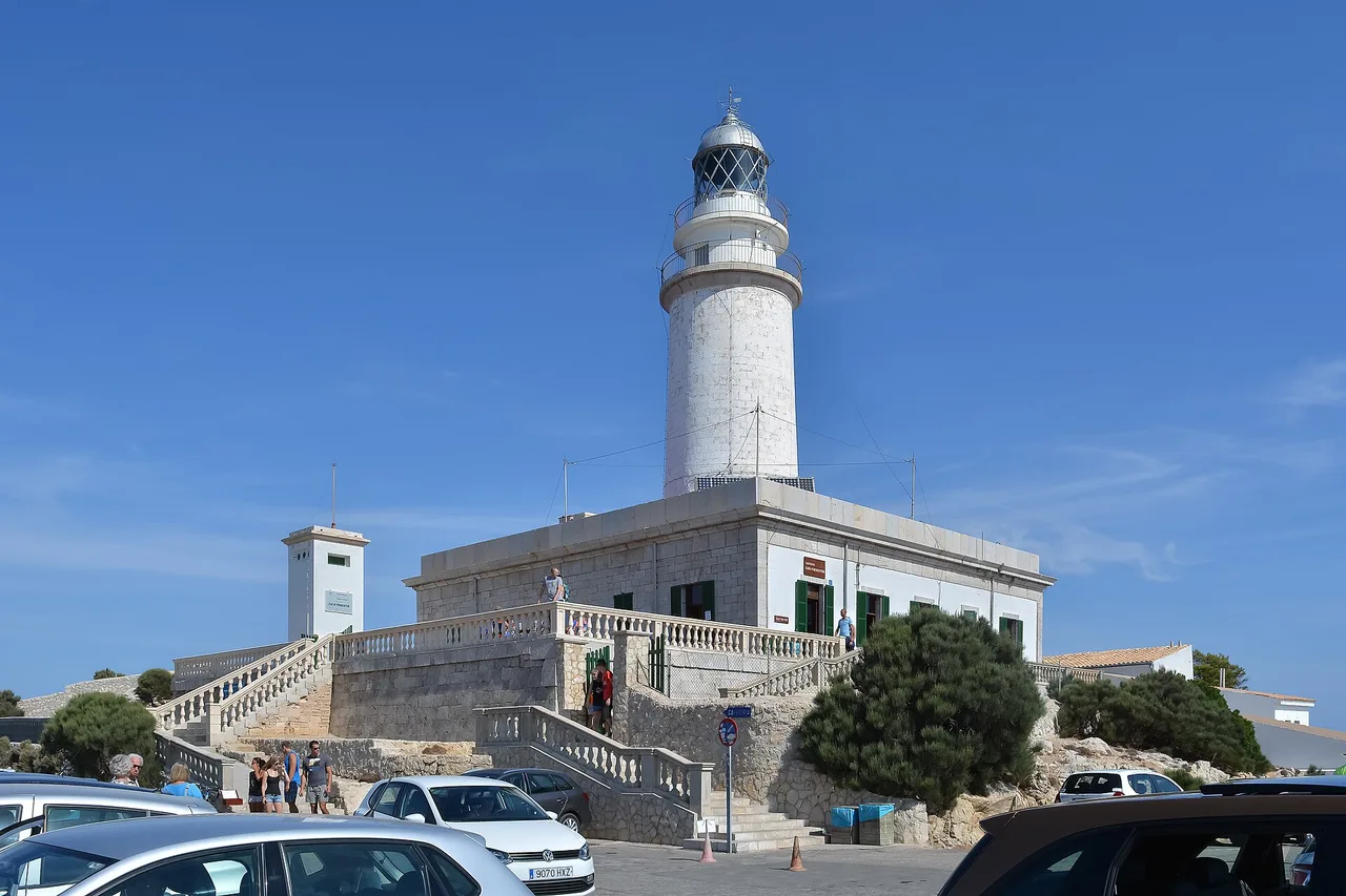 Le phare du cap de Formentor et son parking saturé de voitures : c’est cette affluence que la fermeture estivale de la route, en vigueur en 2026, cherche à réduire.