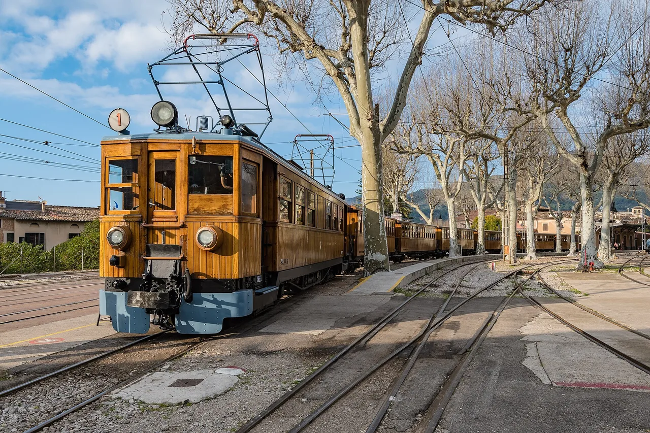 La rame en bois du train de Sóller à quai, sous les platanes de la gare. C’est elle qui relie Palma à la vallée, à travers la Tramuntana et sans voiture.