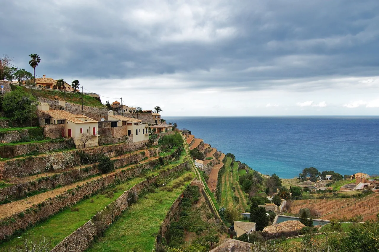 Les terrasses en pierre sèche de la Serra de Tramuntana descendent jusqu’à la mer, sous un village accroché à la pente : c’est ce paysage bâti que l’UNESCO a classé, très loin de l’image balnéaire de Majorque.
