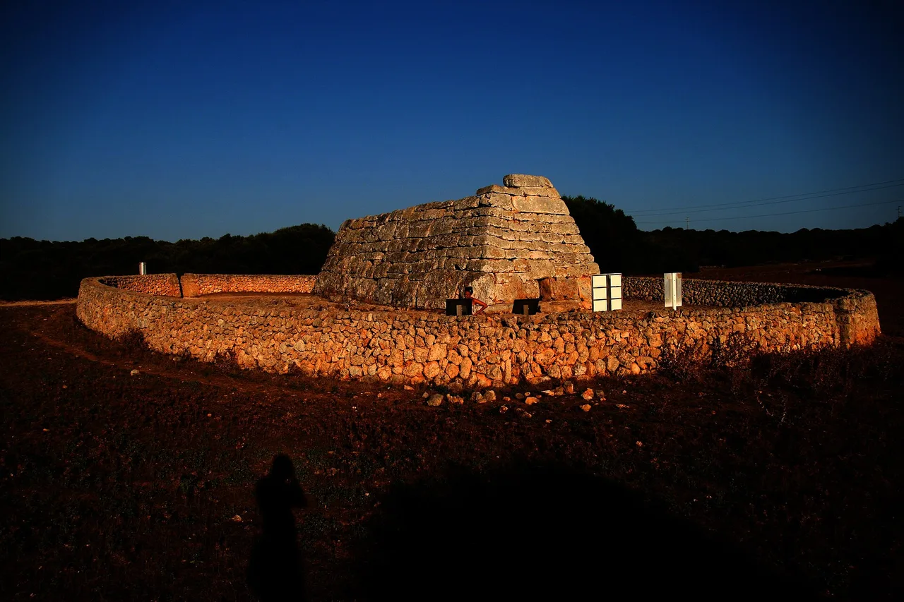 La Naveta des Tudons, monument funéraire de l’âge du bronze. Minorque compte plus de mille cinq cents sites de ce type.