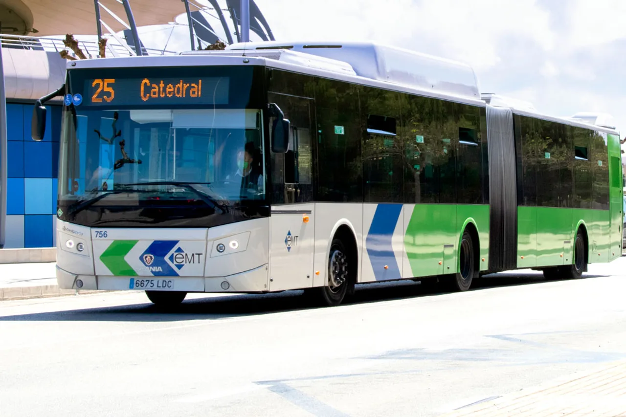 Bus articulé blanc et vert de l’EMT Palma, ligne 25 « Catedral », à un arrêt