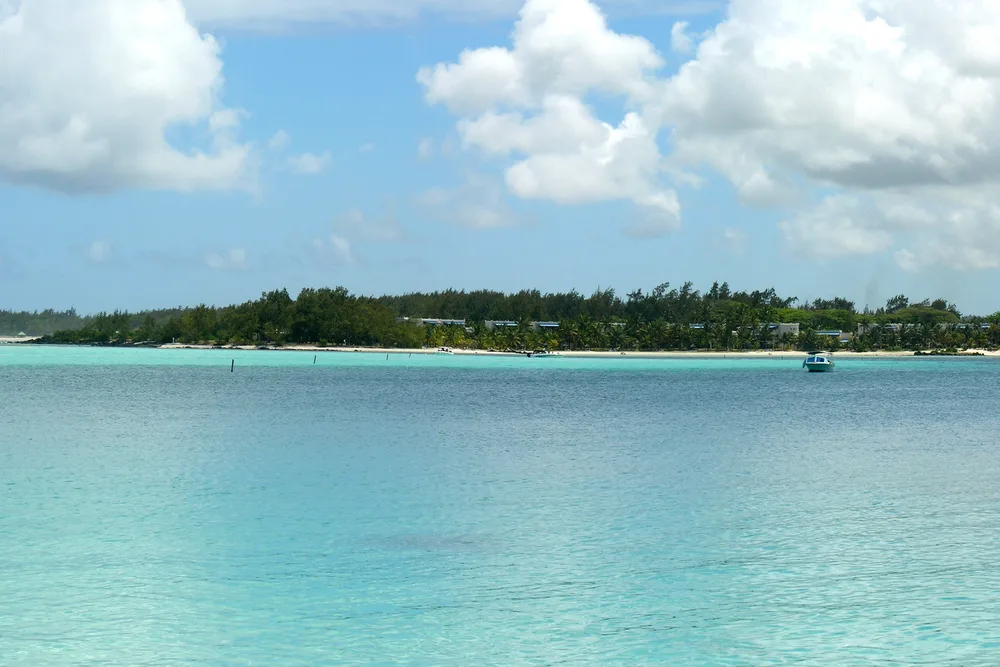 Die kristallklare Lagune des Meeresparks Blue Bay