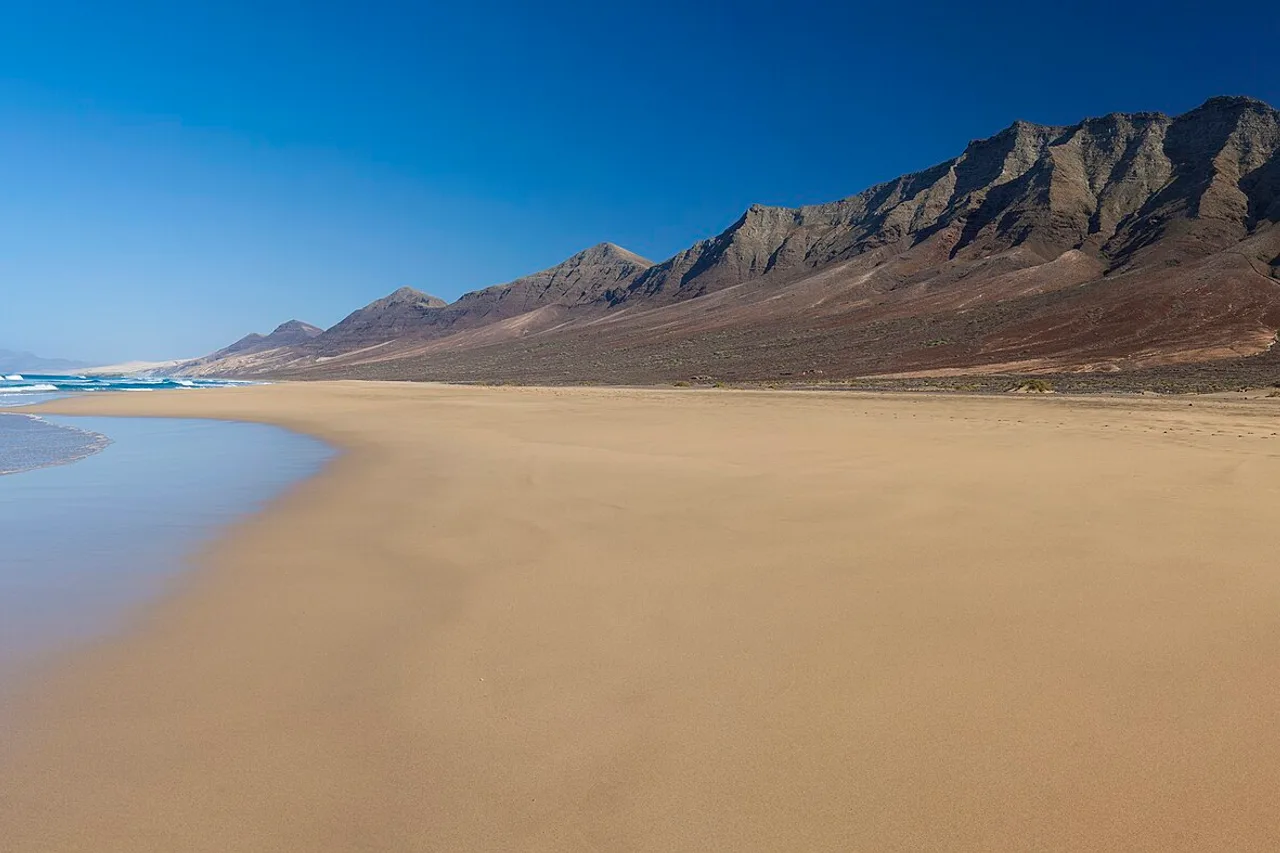 La plage de Cofete et le massif de Jandía, à l’extrême sud de Fuerteventura, entièrement déserts sous un ciel bleu profond