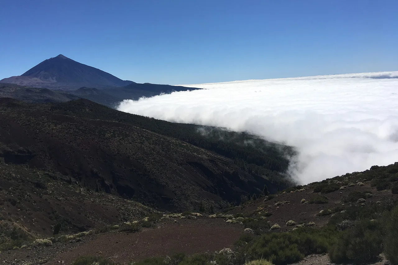 Le sommet du Teide émergeant d’une mer de nuages, au coucher du soleil, au-dessus de Tenerife