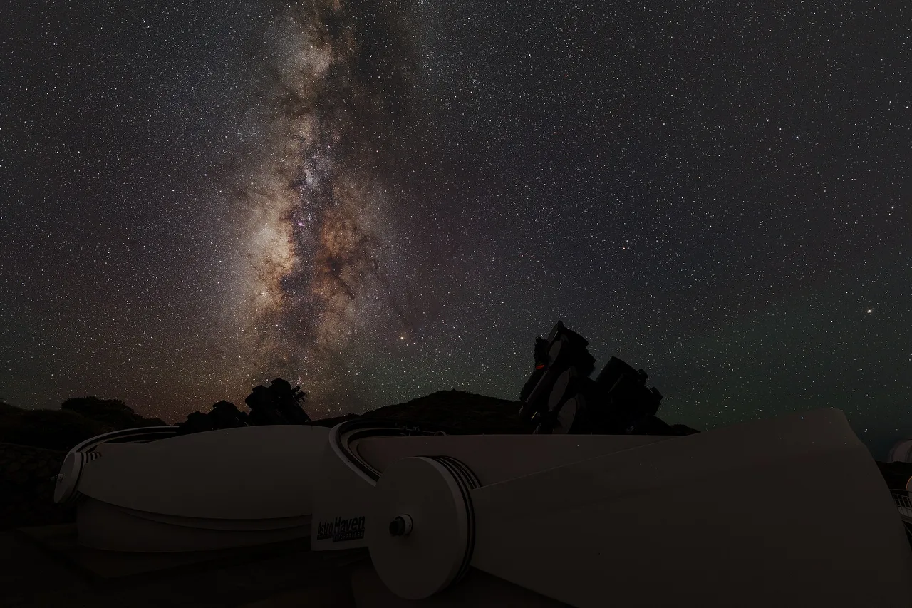 Coupoles de télescopes sous un ciel étoilé, à l’observatoire du Roque de los Muchachos sur l’île de La Palma
