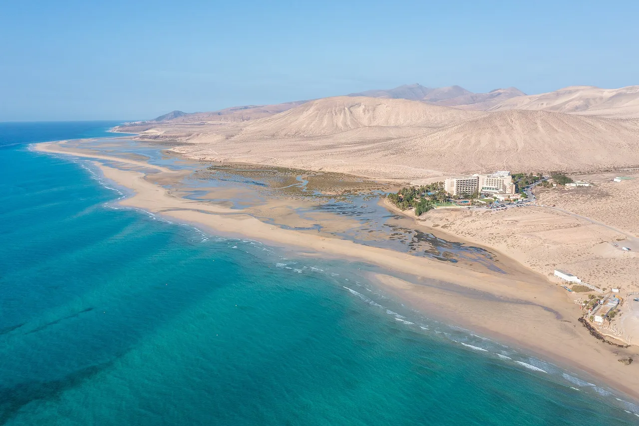 Vue aérienne du lagon turquoise de la Playa de Sotavento, sur la péninsule de Jandía à Fuerteventura