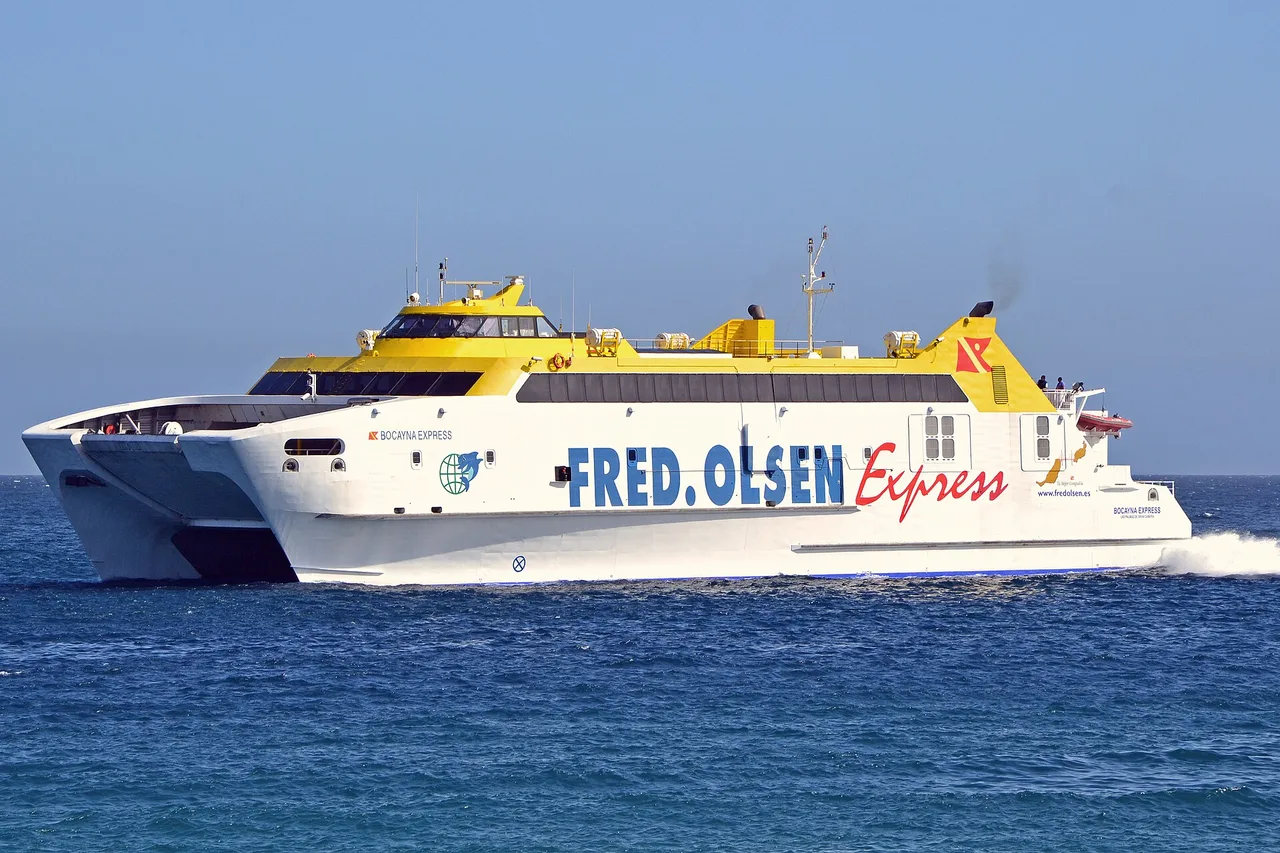 Il catamarano veloce Bocayna Express di Fred. Olsen Express in navigazione sul mare blu, scafo bianco e sovrastruttura gialla