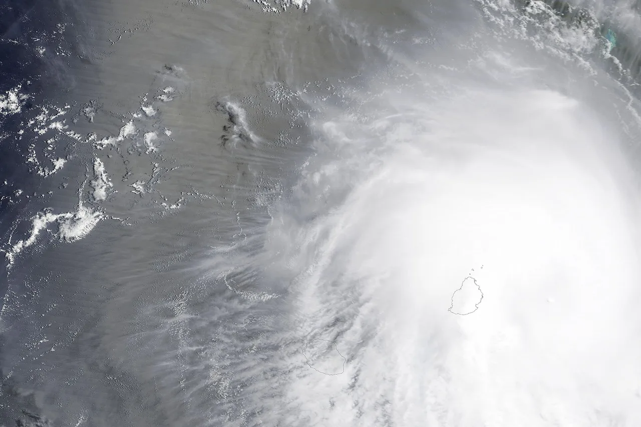Vista de satélite de Mauricio cubierta por las nubes de un ciclón tropical, en febrero de 2024
