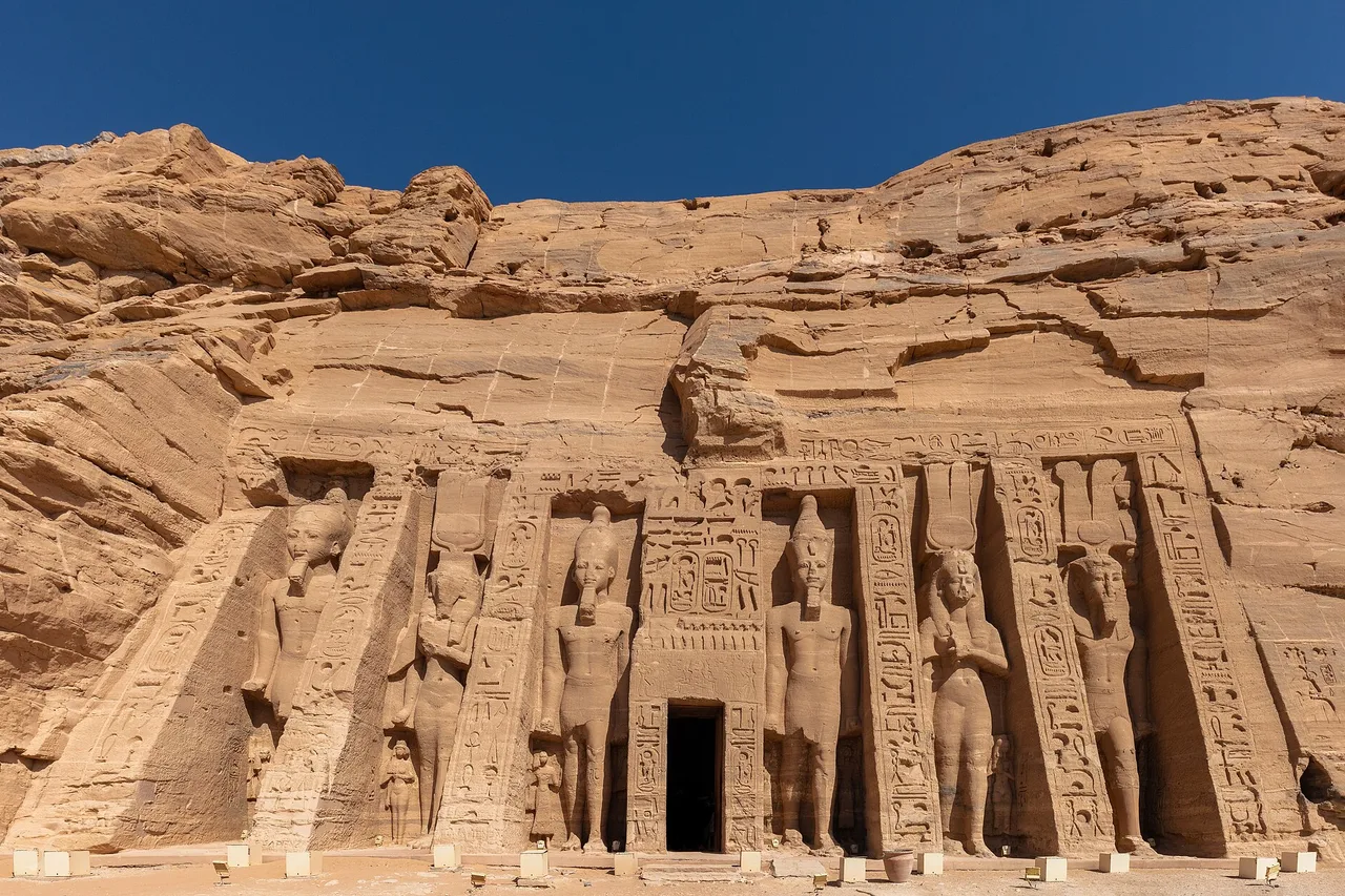 La facciata del piccolo tempio di Abu Simbel con sei statue scolpite nella roccia.