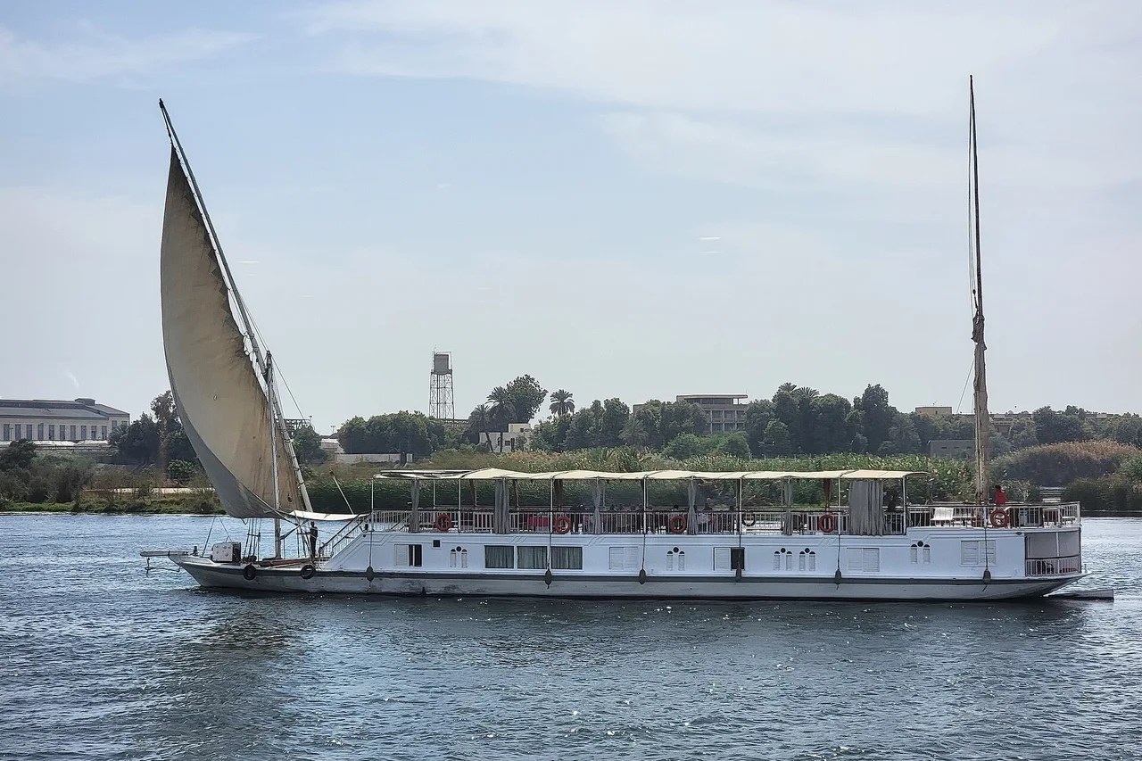 Crociera sul Nilo: dahabeya, feluca o grande nave?
