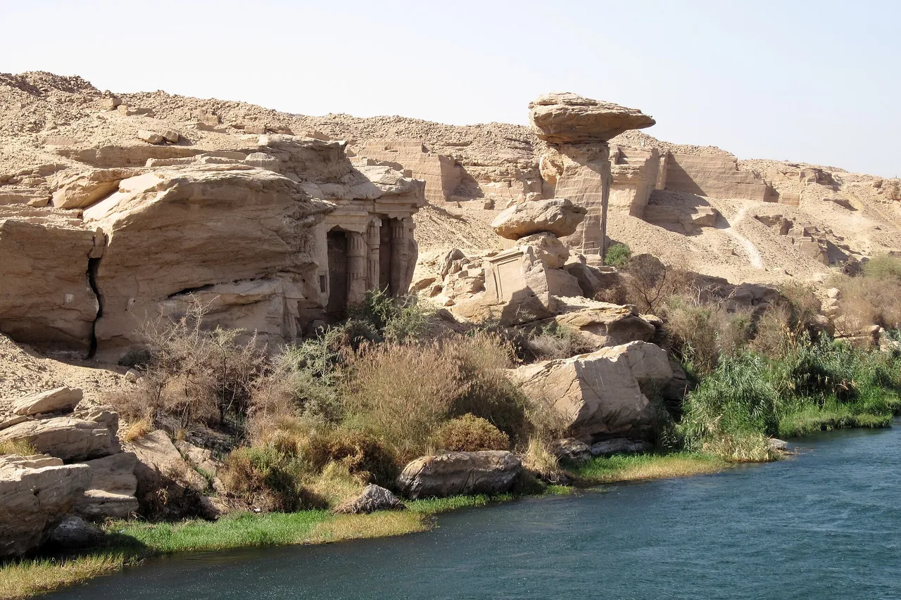 Les rochers et les chapelles taillées dans la pierre de Gebel el-Silsila, au bord du Nil.