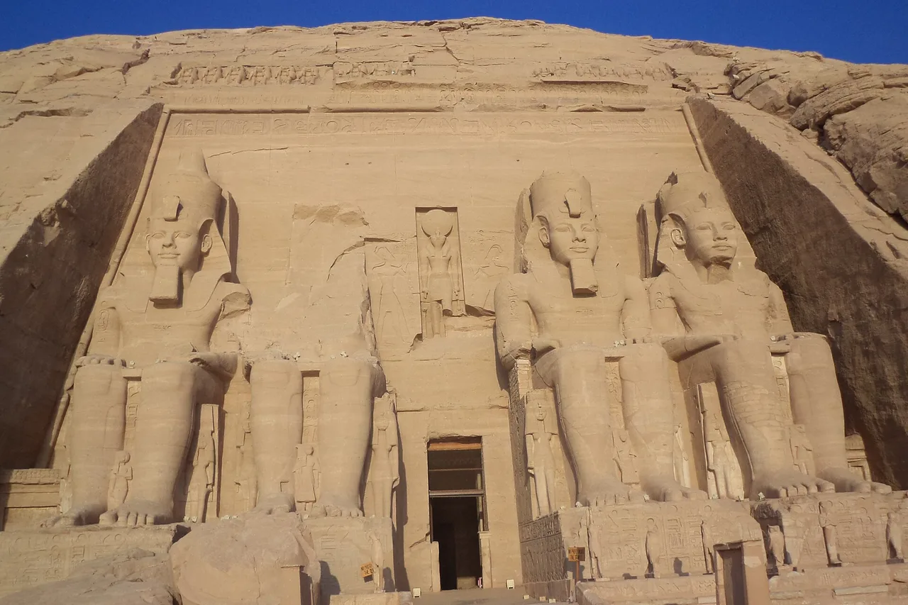 La façade du grand temple d'Abou Simbel et ses quatre colosses assis de Ramsès II.