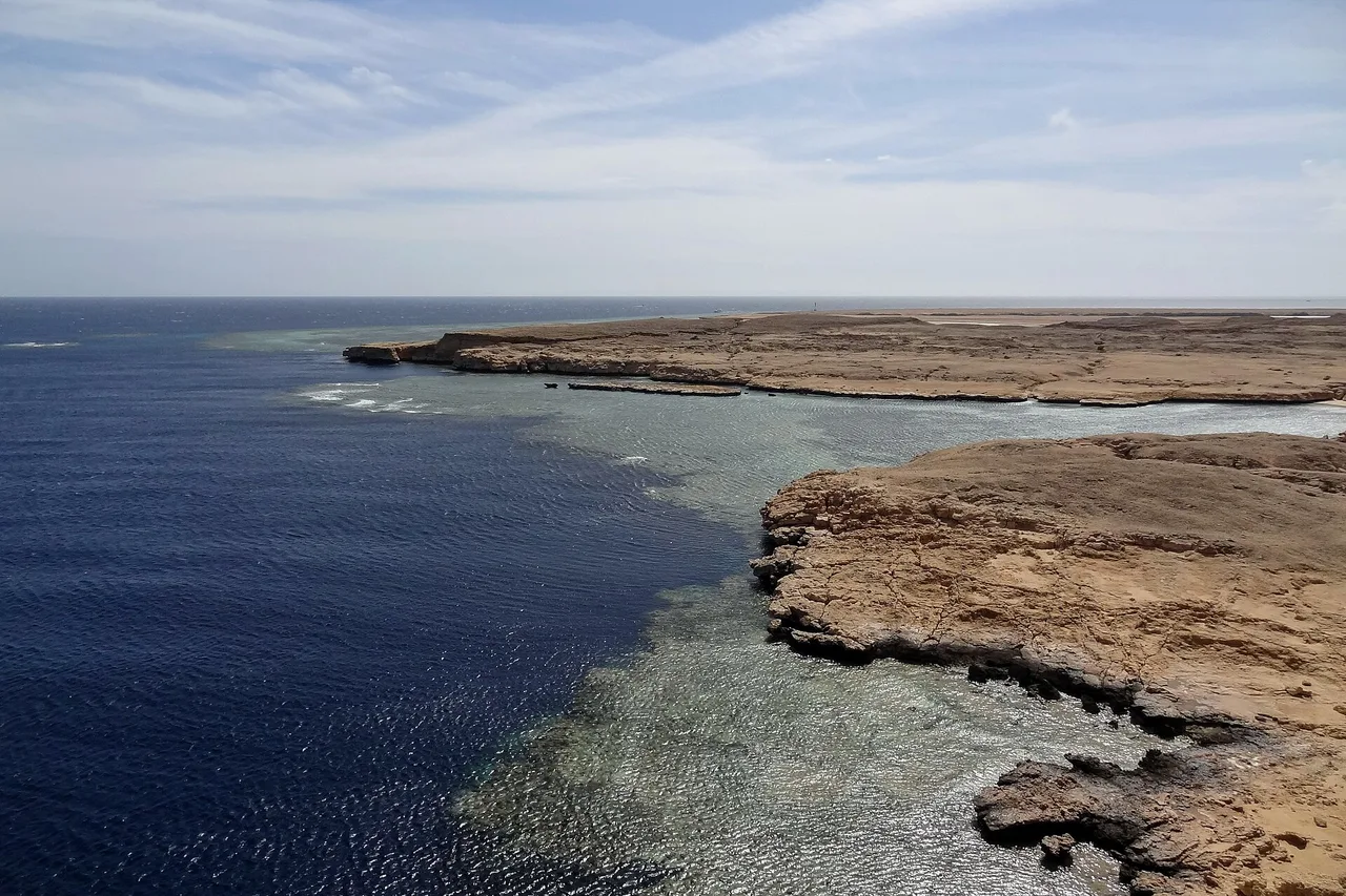 Die Felsküste von Ras Mohammed an der Südspitze des Sinai, mit dem Riffsaum zwischen hellem und tiefblauem Wasser.