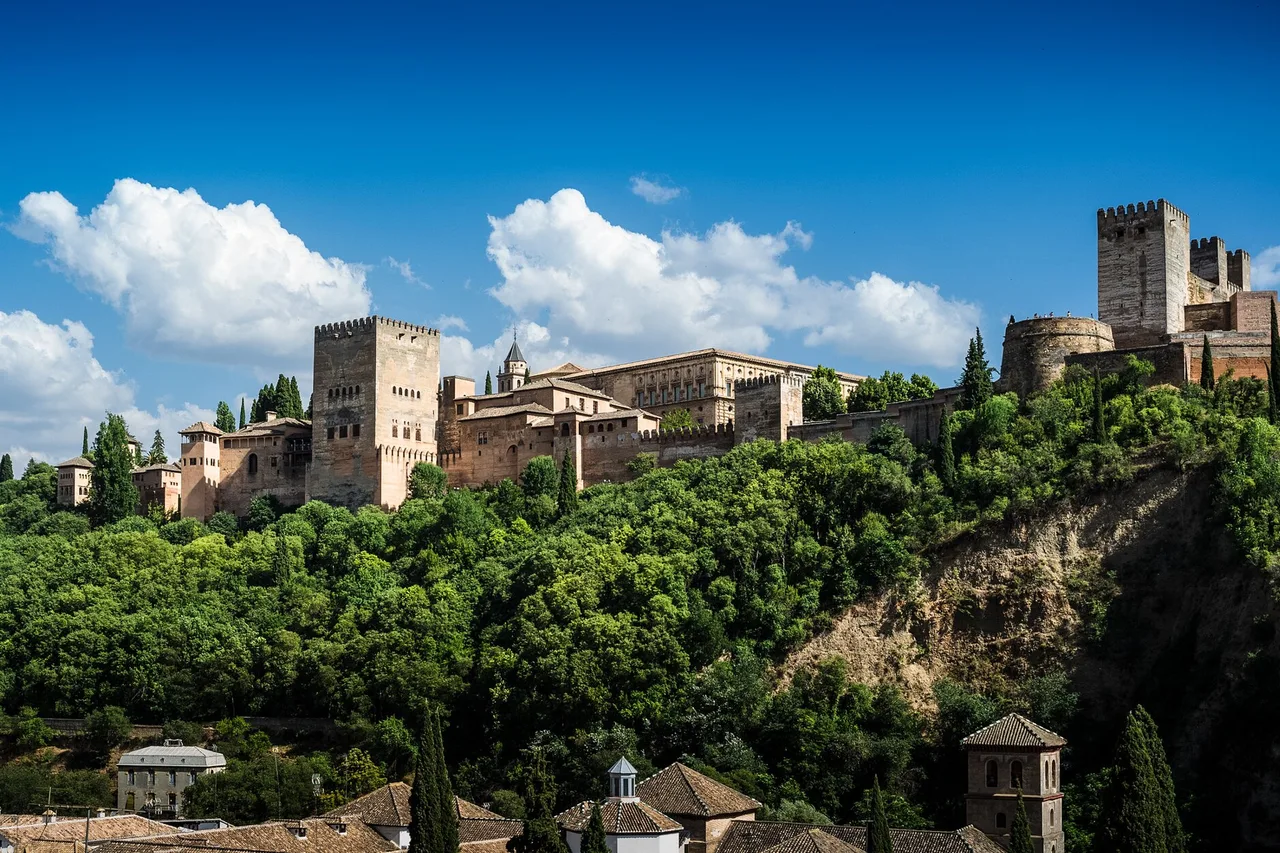 L'Alhambra di Granada vista dal quartiere dell'Albaicín, con la Sierra Nevada innevata sullo sfondo