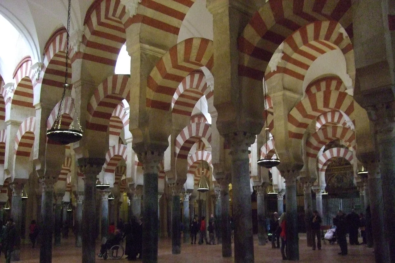 L'interno della Moschea-Cattedrale di Cordova, una foresta di colonne e archi bicolori rossi e bianchi