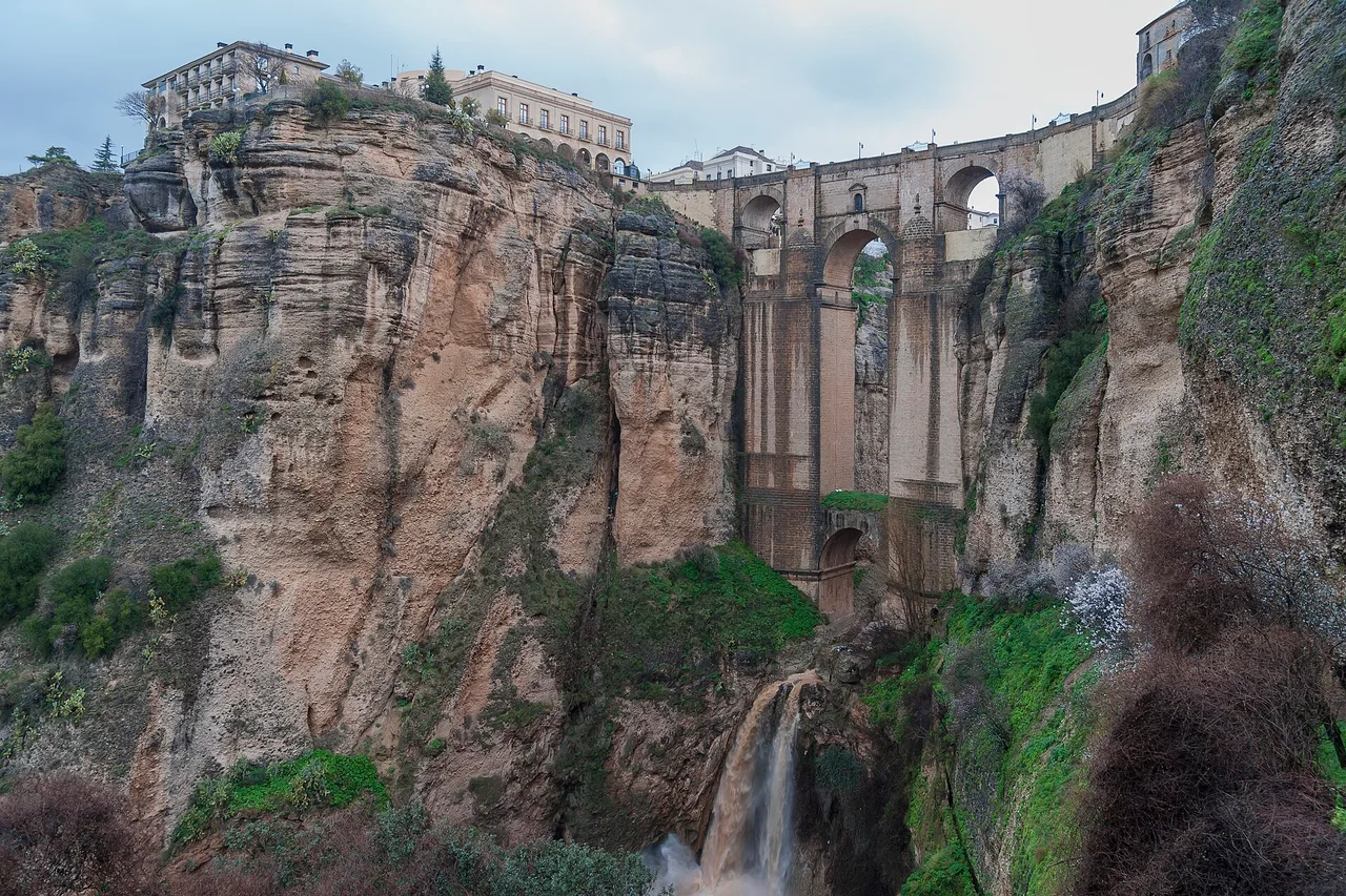 Il Puente Nuevo di Ronda sopra la gola del Tajo, case bianche sul bordo della rupe