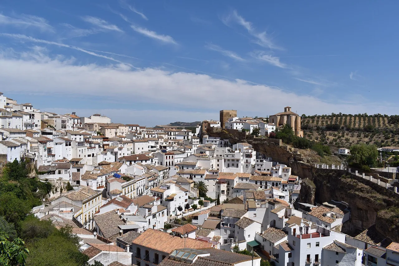 Una via di Setenil de las Bodegas, case bianche costruite sotto uno strapiombo di roccia