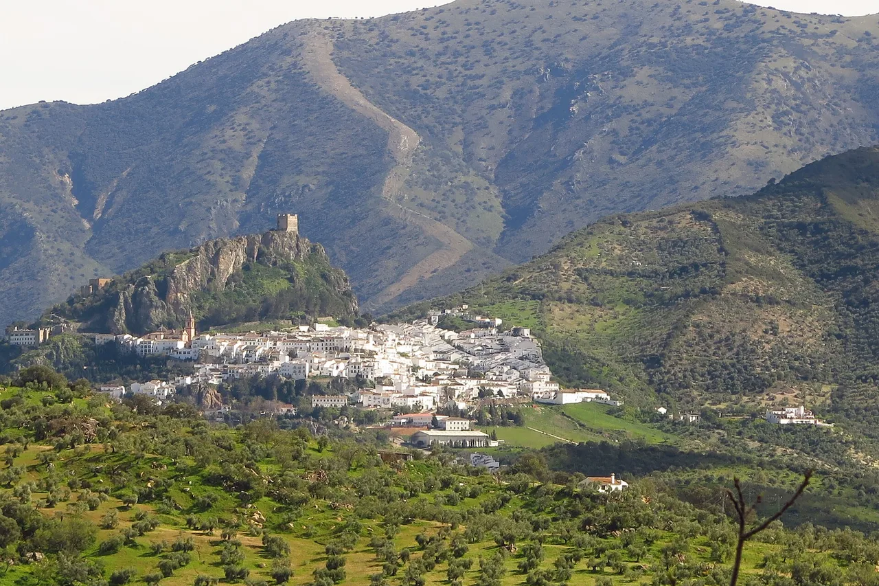 Das weiße Dorf Zahara de la Sierra mit seinem hoch gelegenen Wachturm vor den Bergen der Sierra