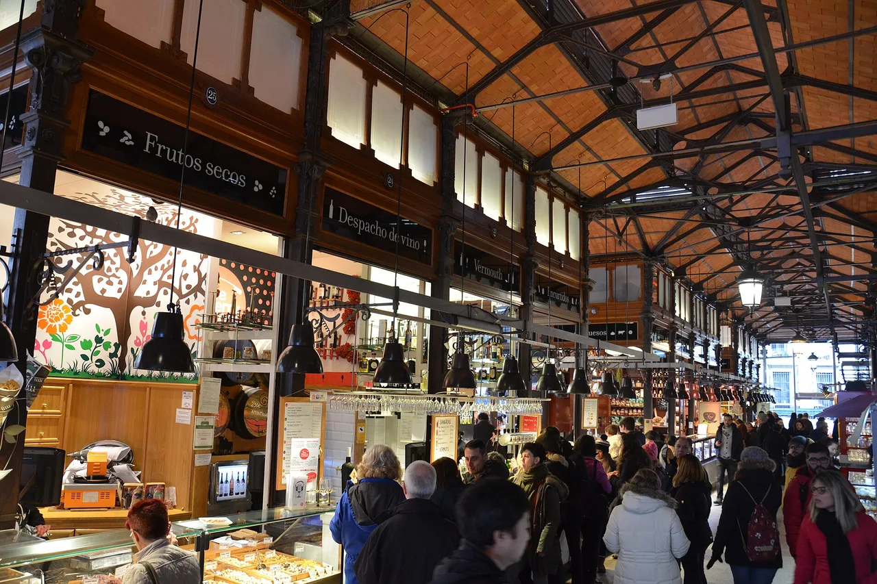 The interior of the Mercado de San Miguel in Madrid, its counters and its iron roof structure
