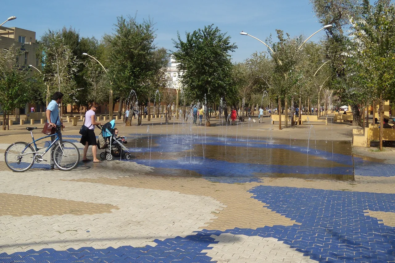 L'Alameda de Hércules à Séville, longue esplanade bordée d'arbres et de terrasses