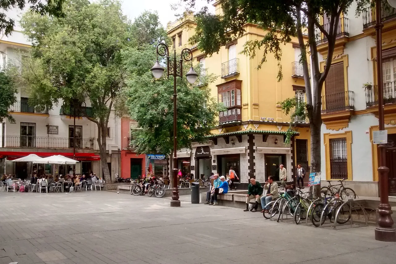 La place de la Alfalfa à Séville, terrasses de bar et façades ocres