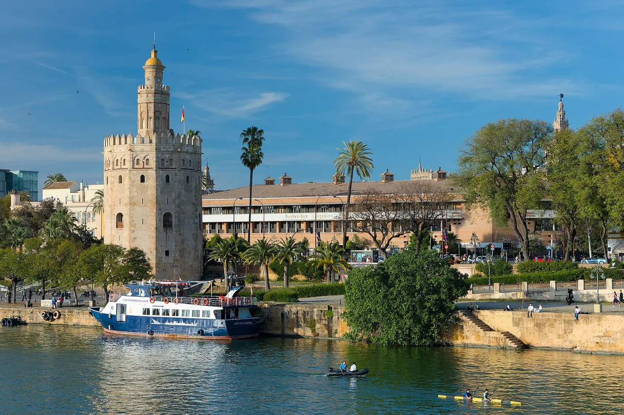 La Torre del Oro au bord du Guadalquivir, dans le quartier de l'Arenal à Séville