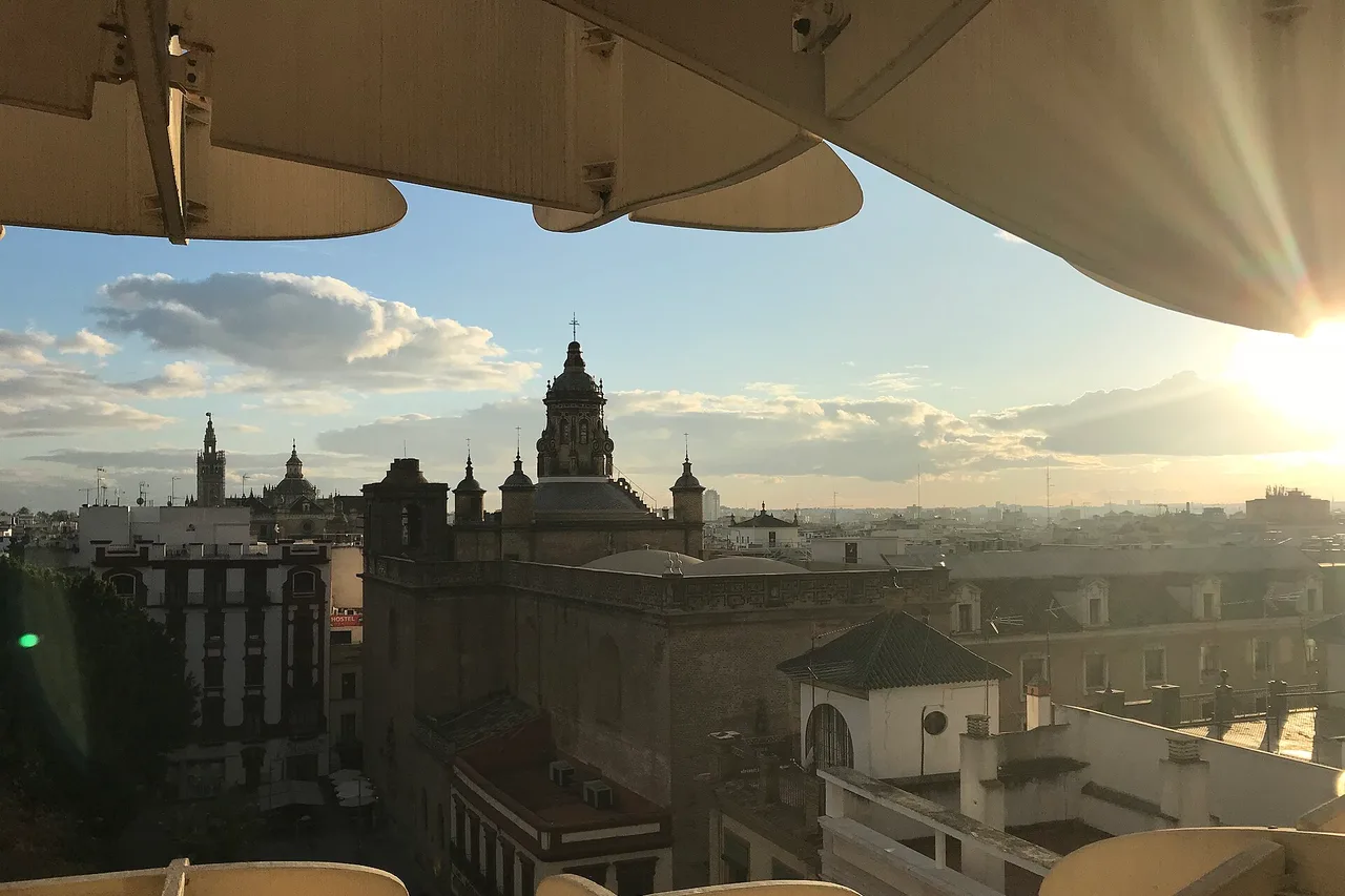 Les toits de Séville vus depuis la terrasse des Setas, la Giralda au loin