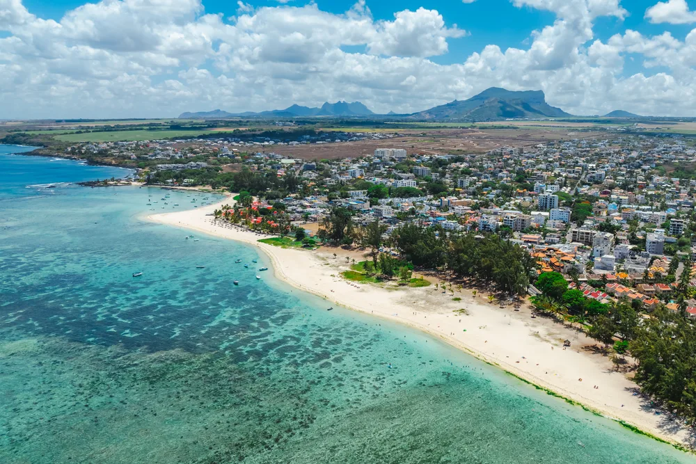 Die lange Lagune und der Strand von Flic en Flac an der Westküste