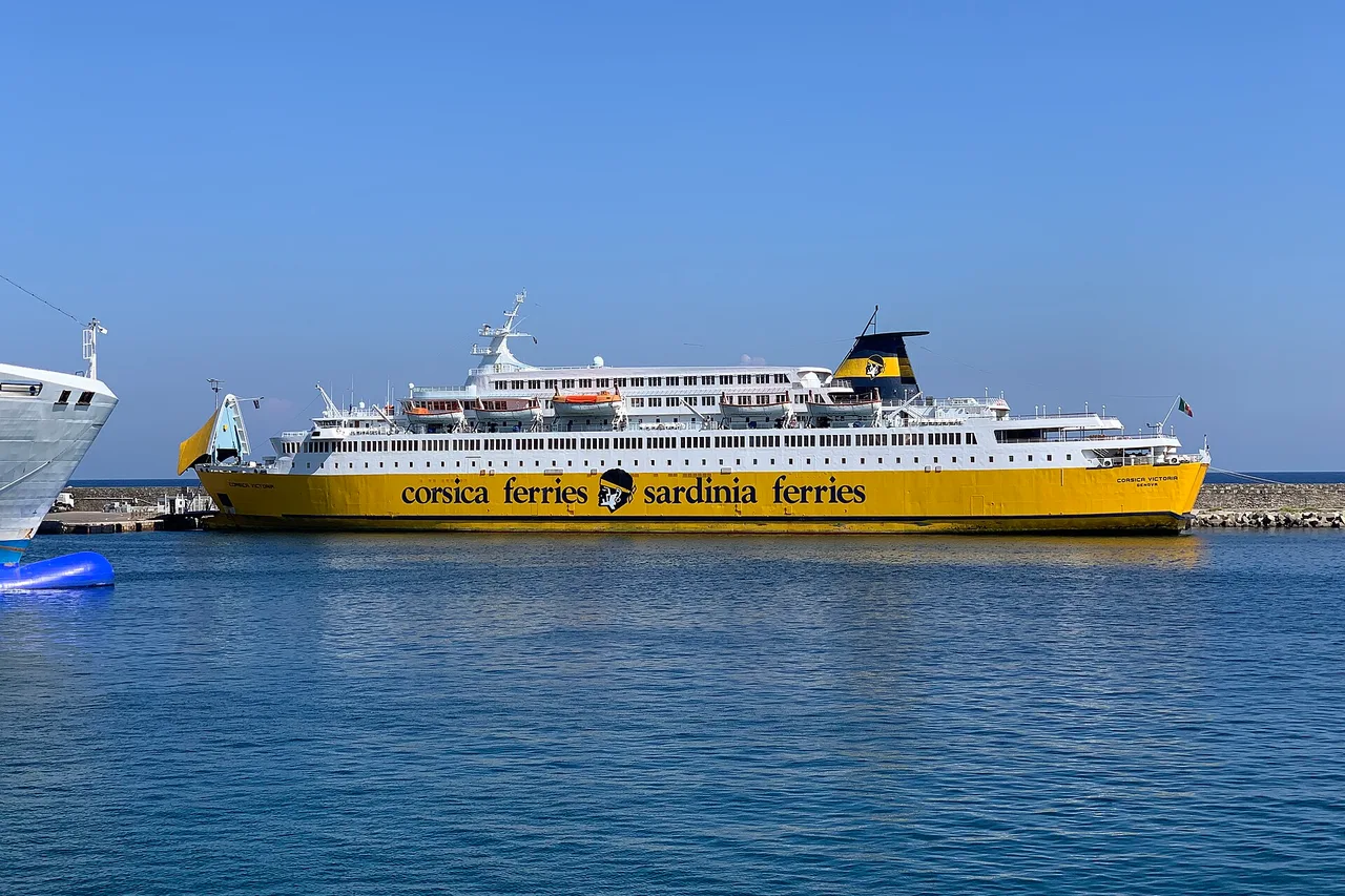 Una nave gialla di Corsica Ferries – Sardinia Ferries ormeggiata a una banchina del porto di Bastia