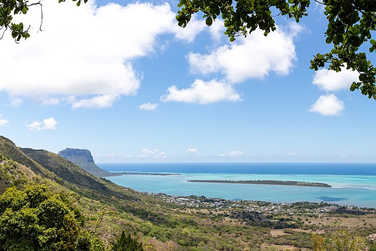Blick von den Höhen im Südwesten von Mauritius auf Le Morne und die Île aux Bénitiers