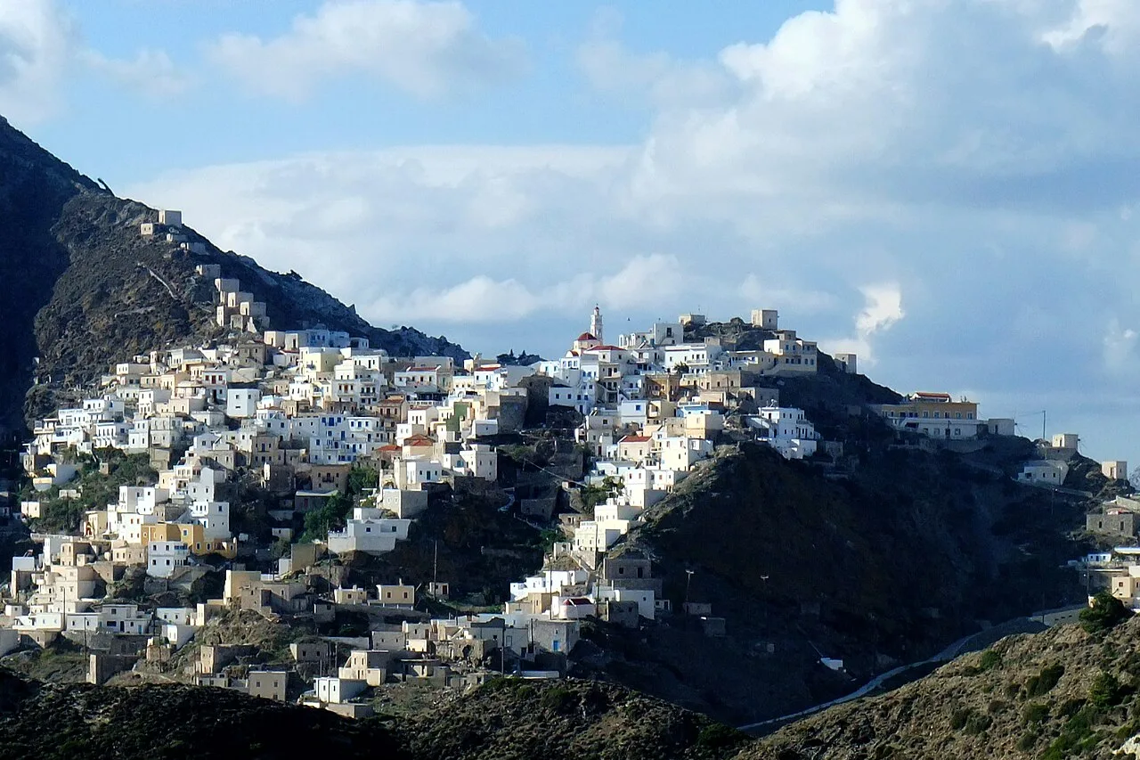 Le village d’Olympos à Karpathos, maisons blanches accrochées à une crête de montagne