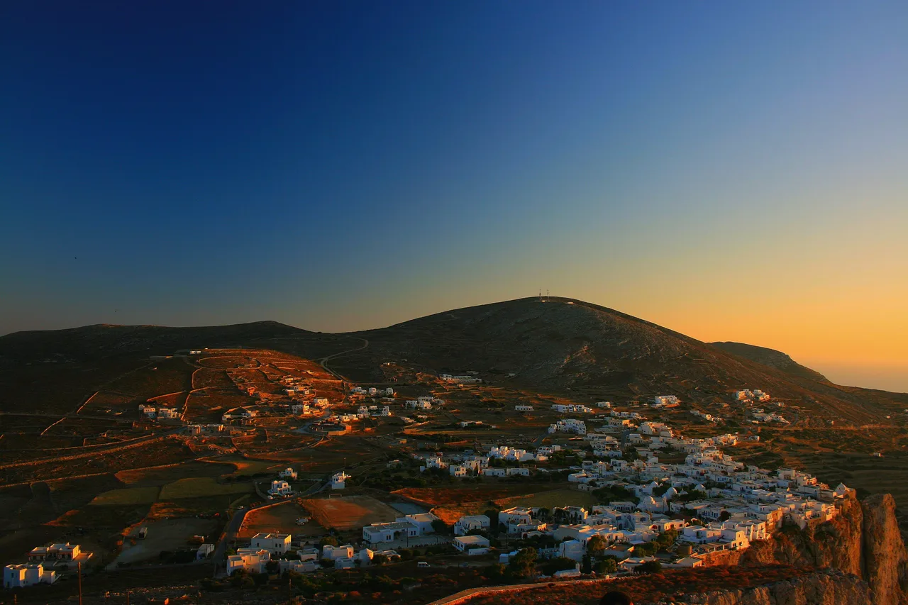 El pueblo de Chora en Folegandros sobre su cresta, con la luz del atardecer
