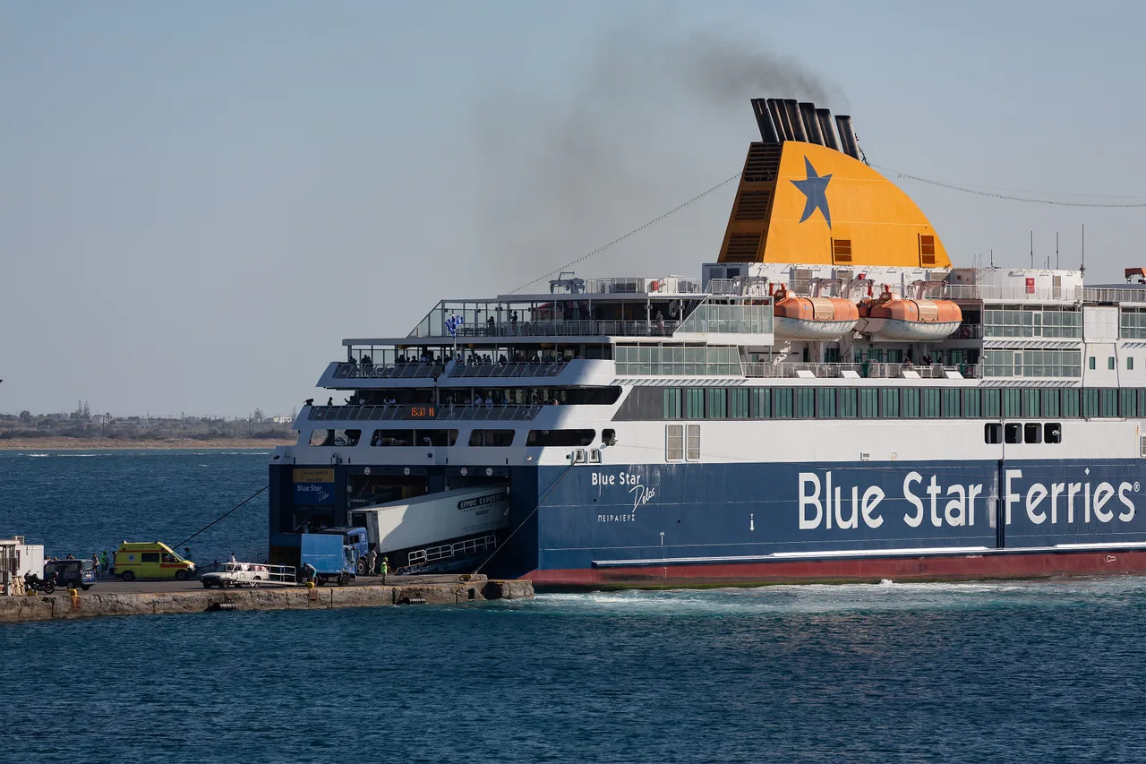 Un camión embarca por la popa de un gran ferry atracado en las Cícladas