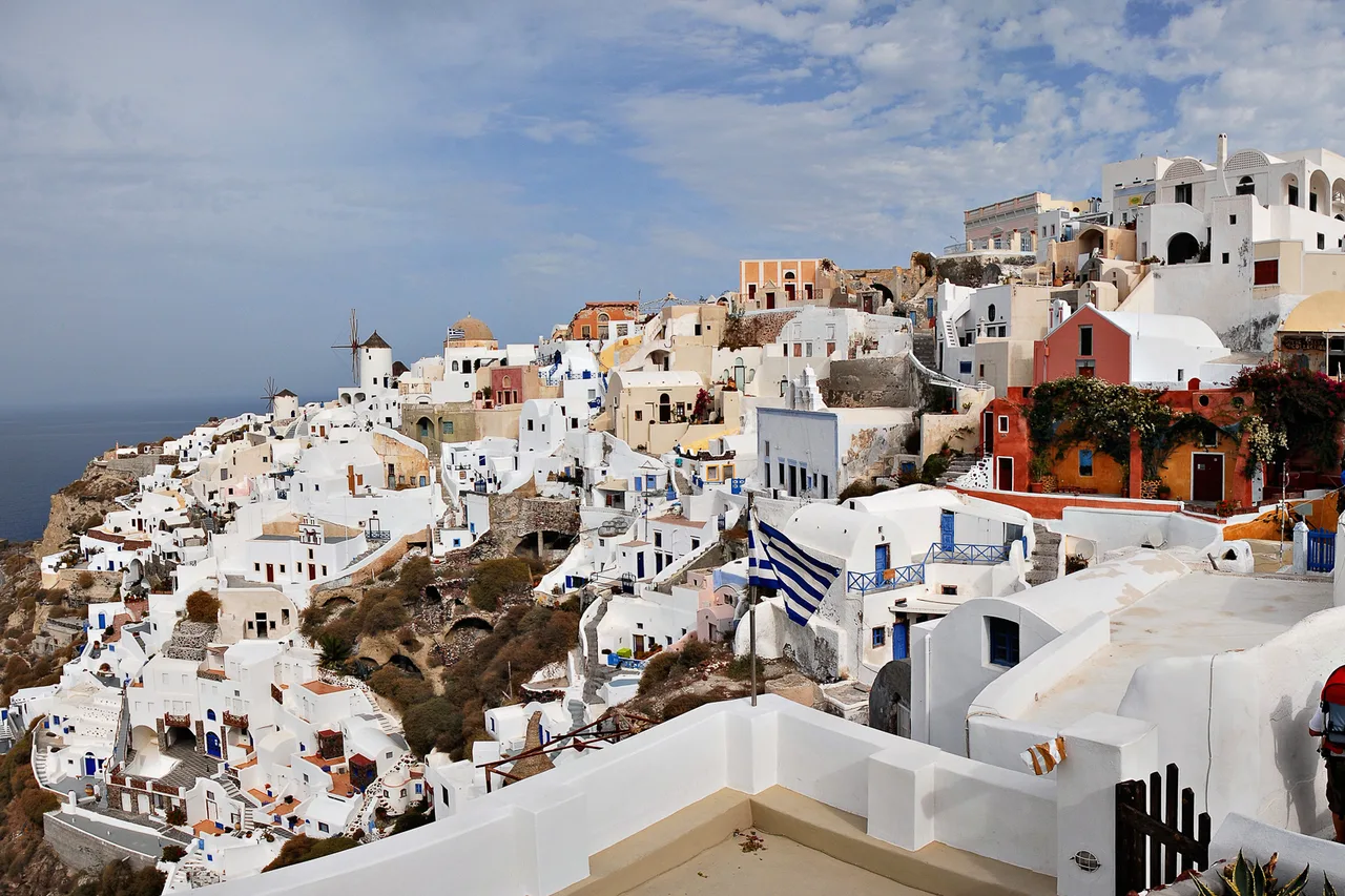 Las casas blancas de Oia escalonadas sobre la caldera de Santorini