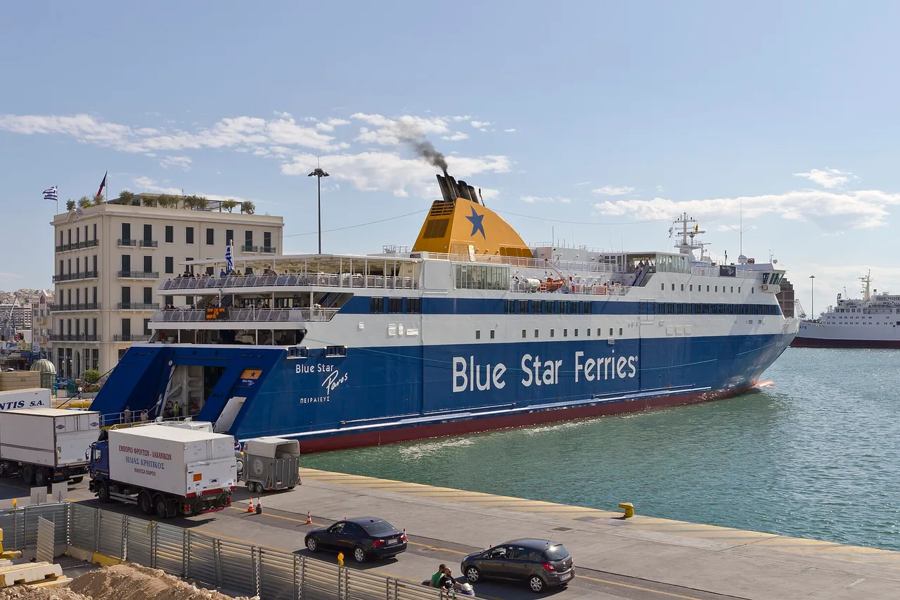 Le quai du port du Pirée, un ferry accosté rampe ouverte, des camions et des voitures alignés devant