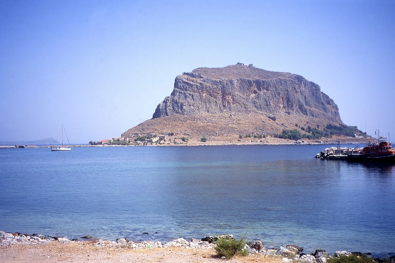 Der Felsen von Monemvasia im Meer, die Unterstadt an seiner Flanke