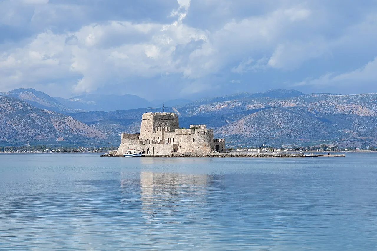 Die venezianische Festung Bourtzi auf ihrer Insel vor Nafplio, dahinter die Berge