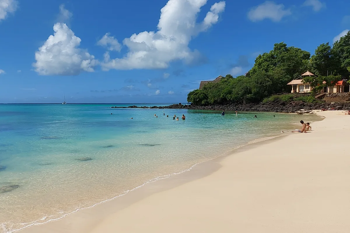 Grand Baie im belebten Norden der Insel, wo Märkte und Straßenverkäufer die Bucht säumen