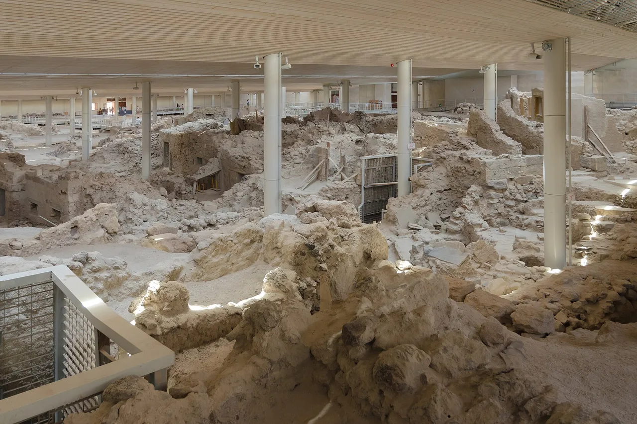 Le rovine di Akrotiri sotto un alto tetto di protezione in legno, con resti di muri e passaggi tra i sostegni