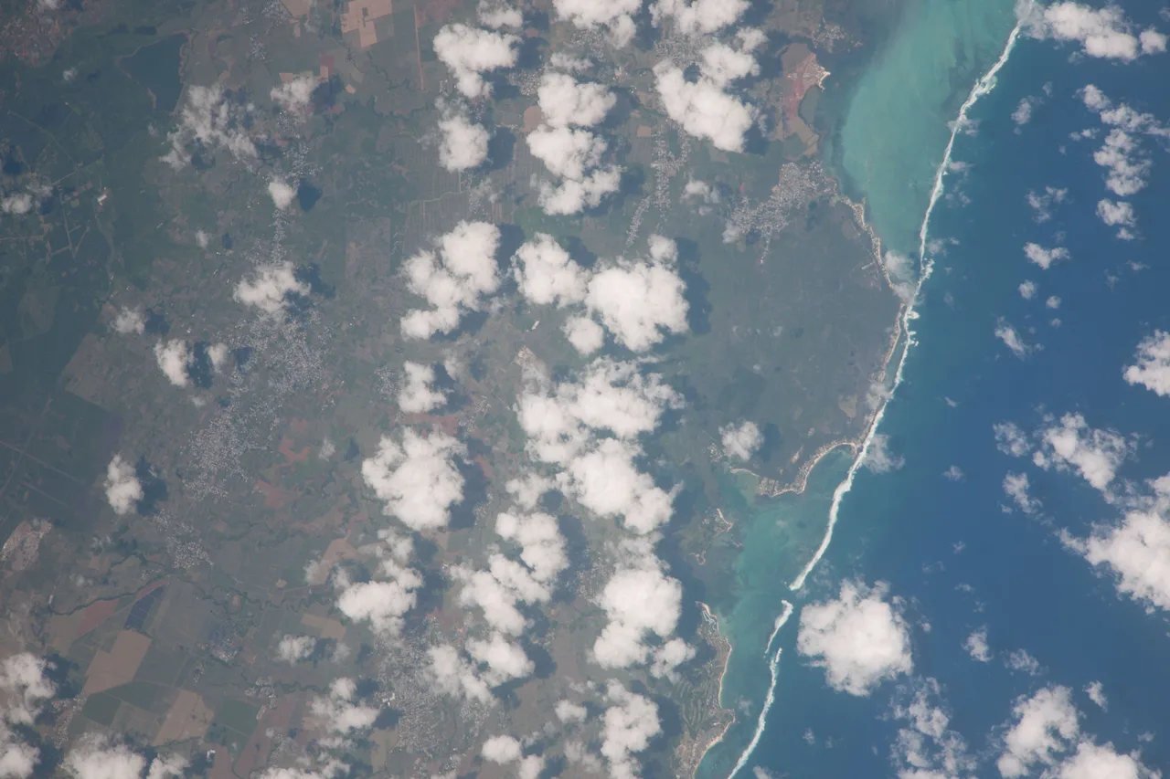 Mauritius aus dem All: 65 km Länge und die türkisfarbene Lagune