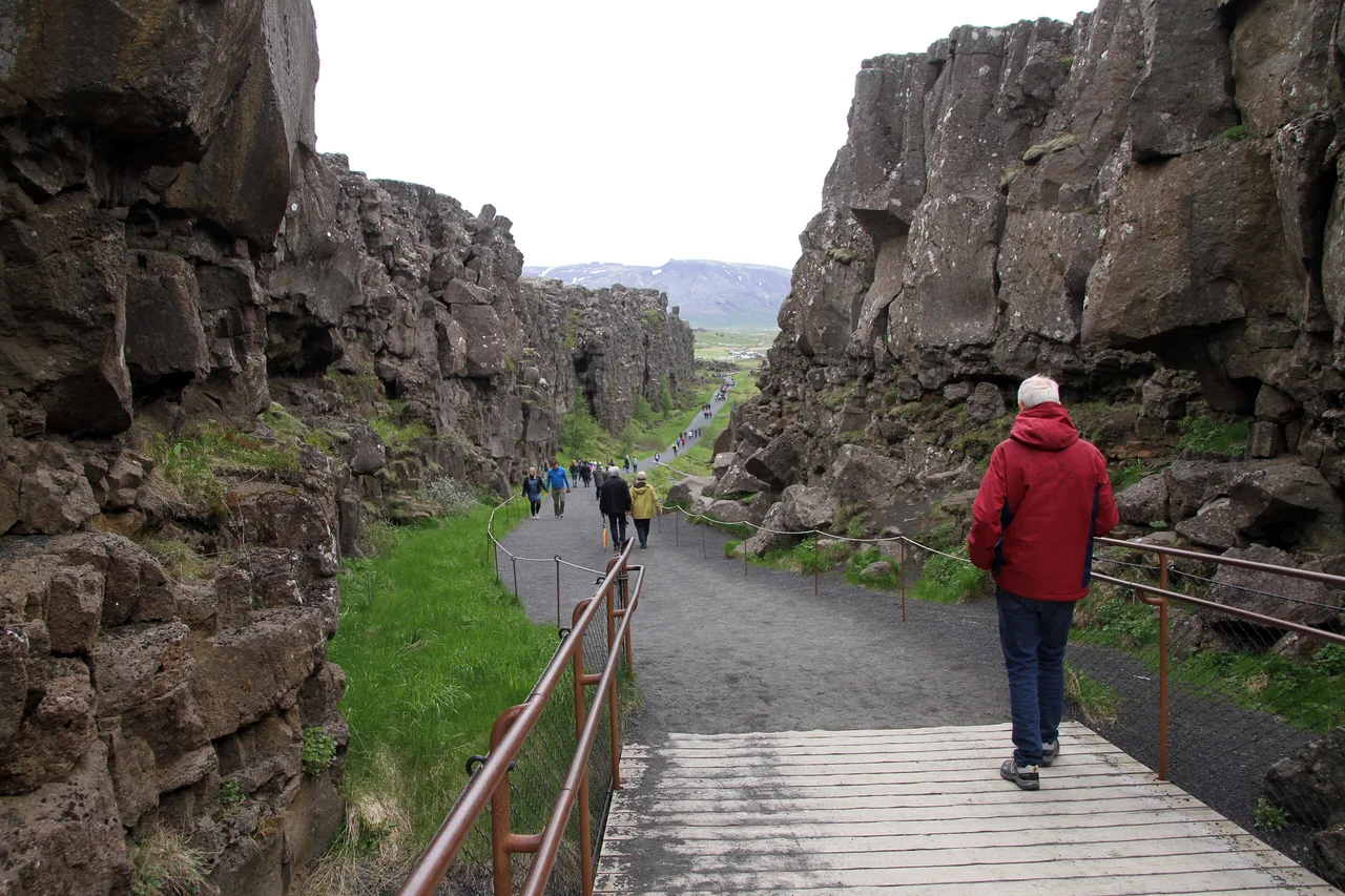 Angelegter Weg zwischen den Lavawänden der Almannagjá-Spalte in Þingvellir