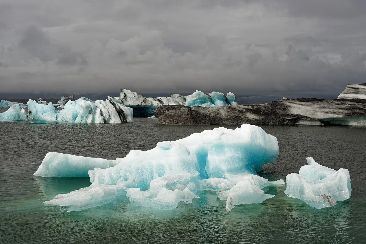 Ein türkisfarbener Eisberg in der Gletscherlagune Jökulsárlón