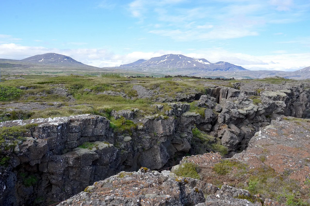 Die Almannagjá-Spalte im Nationalpark Þingvellir im Sommer