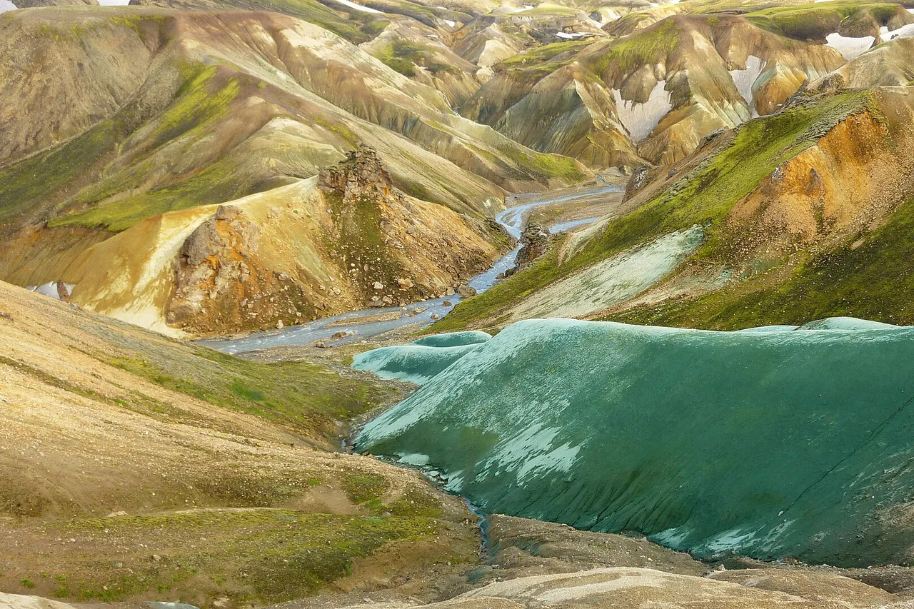 Farbige Rhyolithberge und grünes Tal im isländischen Hochland