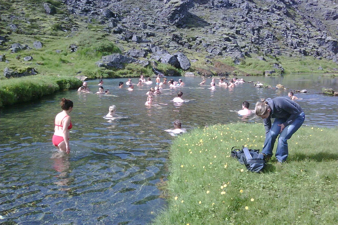 Dicht gedrängte Badende im warmen Fluss von Landmannalaugar an einem Sommertag
